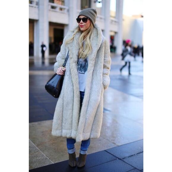 Rare Saga Fox White Fur Coat | Arctic Glamour, Spiral Sleeves, Bridal or Archive - Picture 3 of 16